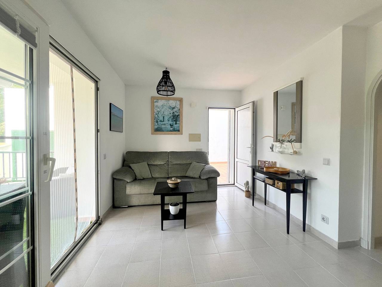 Apartamento entero, Apartamento "Enzo" recién renovado con Wi-Fi, terraza y piscina in Son Parc, Es Mercadal