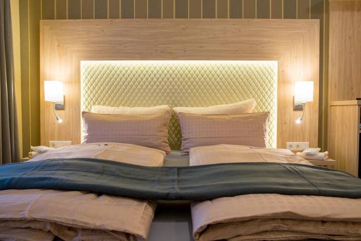 Hotel für 2 Personen, mit Balkon und Terrasse sowie Garten und Ausblick in Bad König