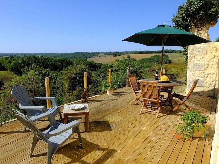 Location de vacances pour 2 personnes, avec Balcon et Terrasse ainsi que Jardin et Vue à Saint-Laurent-de-Belzagot
