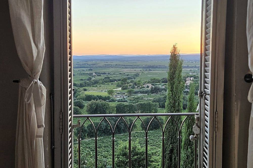 Charming 3-bedroom house with panoramic views in peaceful Séguret in Séguret, Vaucluse