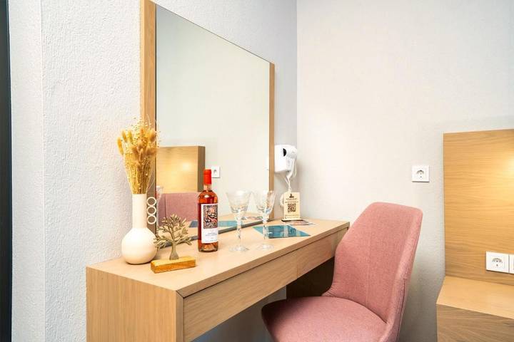 Location de vacances pour 3 personnes, avec sauna et piscine ainsi que vue et jardin dans Stavros - 4