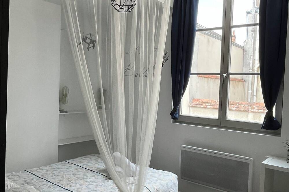 Entire apartment, Grand Studio au Calme Proche Cathédrale-parking Possible in Orléans, Loire Valley