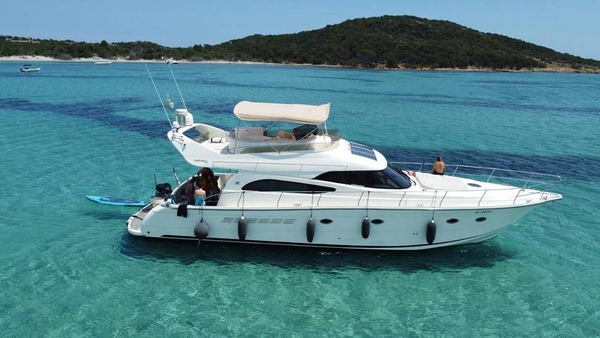 Bateau pour 4 personnes, avec terrasse et vue en Corse