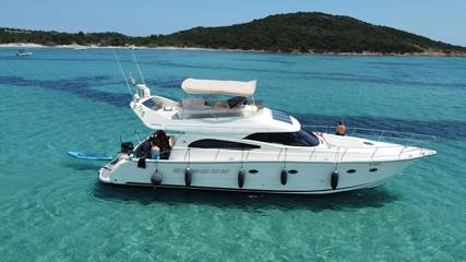 Bateau pour 4 personnes, avec vue et terrasse dans Port De Porto Vecchio
