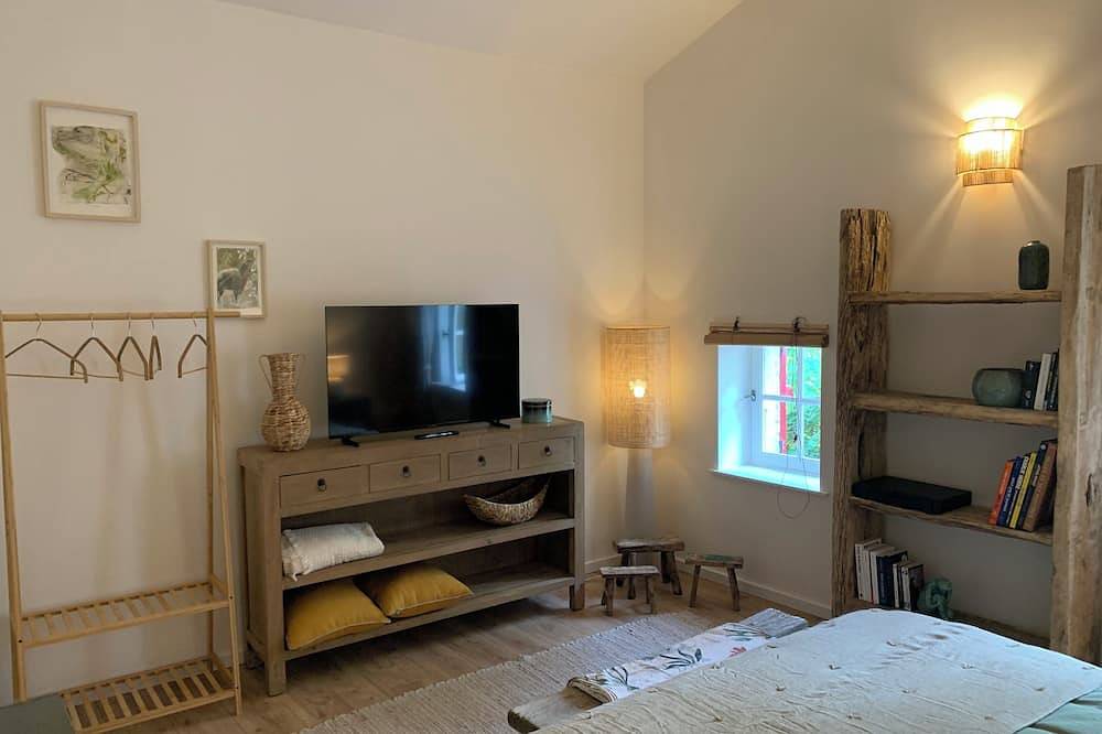 Quiet, romantic room with swimming pool in the heart of nature. in Figanières, Draguignan region