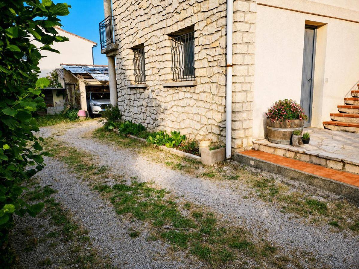 Appartement entier, Villa 2 appartements, piscine, jeux, jardin clos in Lunel-Viel, Côte méditerranéenne (France)