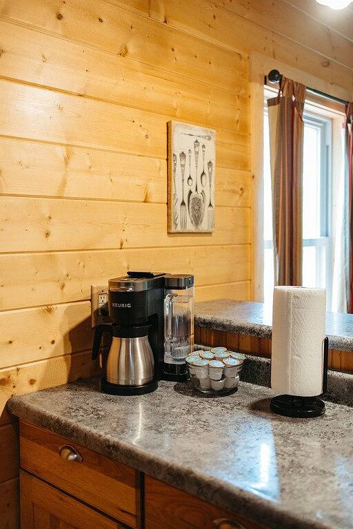 Romantic Cabin w/ Hot Tub Near Carbondale in Illinois