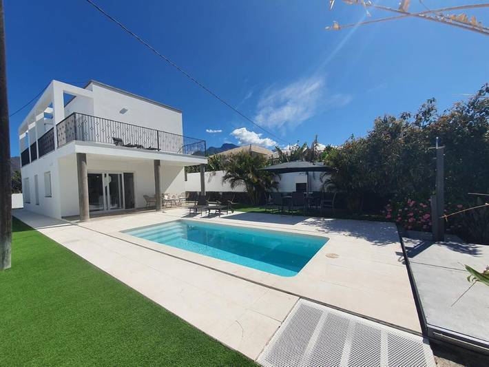 Casa rural para 4 personas, con vistas y balcón además de piscina y jardín en Los Llanos de Aridane
