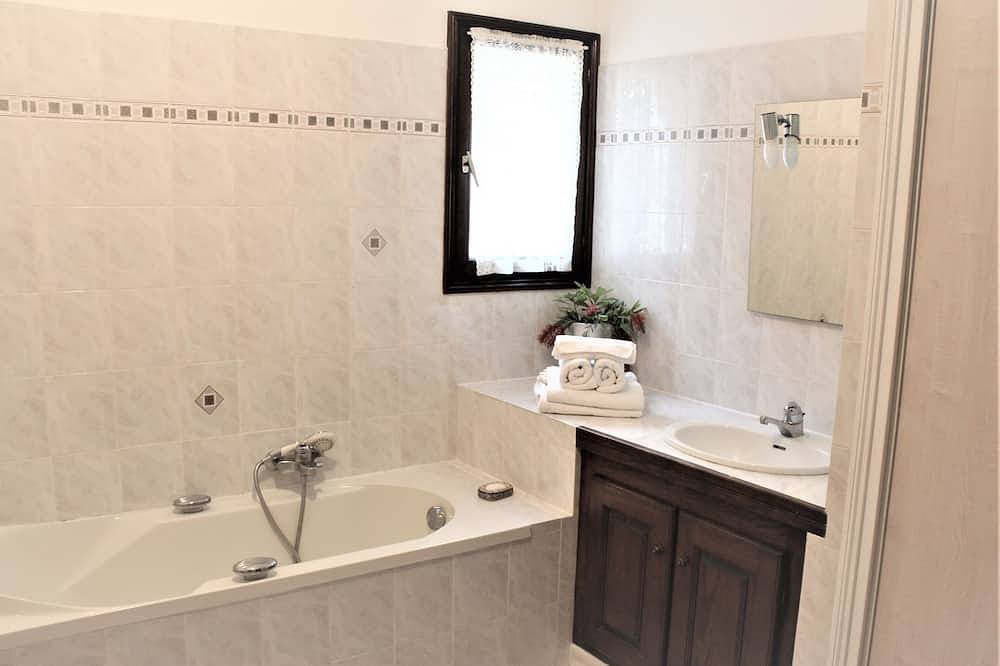Maison familiale avec jardin à 200m de la plage in Miomo, Santa-Maria-di-Lota