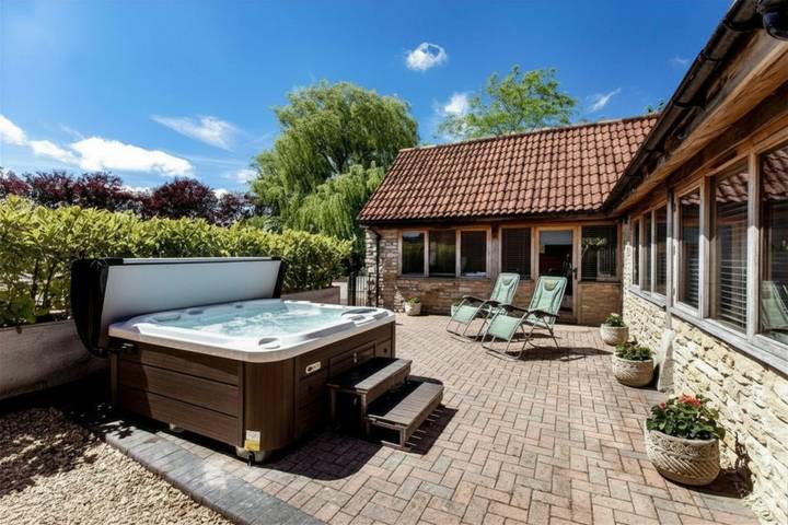 Villa for 4 people, with Terrace and Yard in Wiltshire
