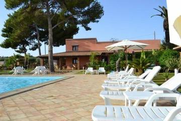 Location de vacances pour 4 personnes, avec jardin ainsi que terrasse et piscine, animaux acceptés à Menfi