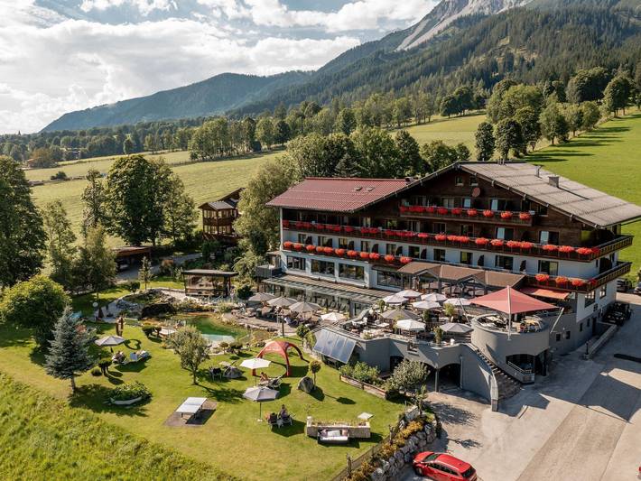 Hotel, mit Balkon und Terrasse sowie Garten und Pool