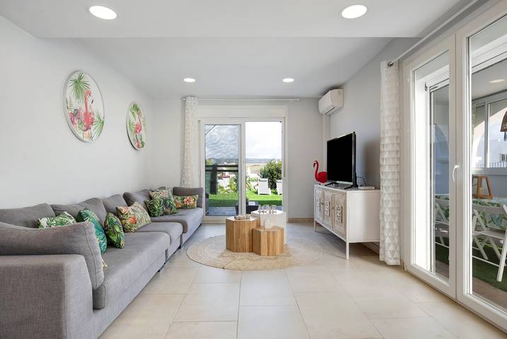 Casa de vacaciones 'Villa Miradores' con piscina compartida, Wi-Fi y aire acondicionado in Atlanterra, Tarifa