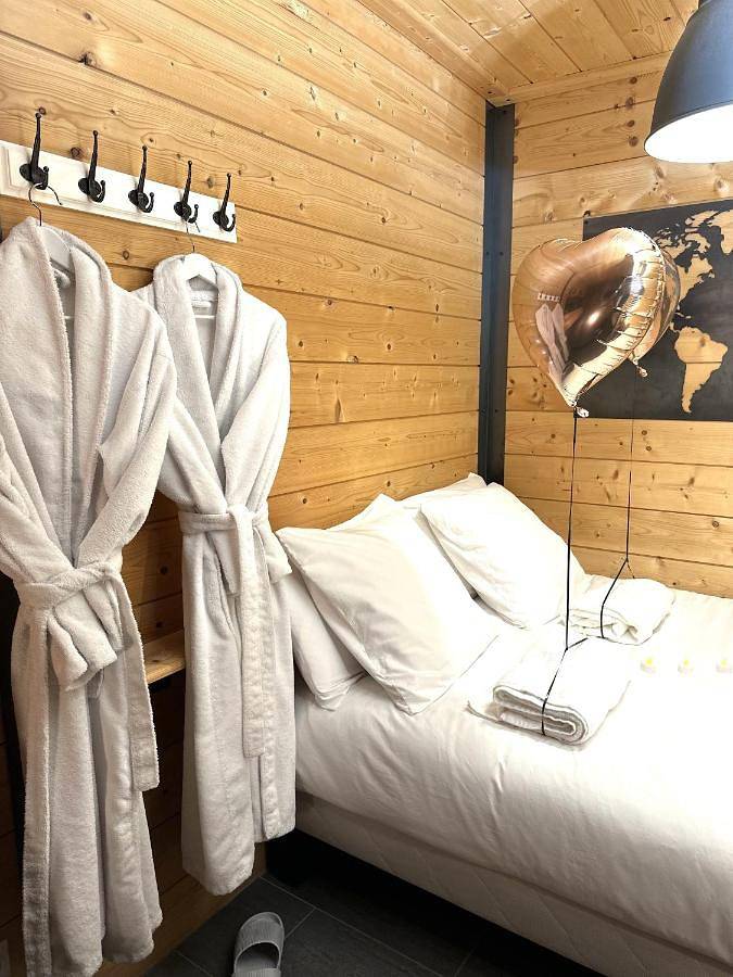 Location de vacances pour 4 personnes, avec Jacuzzi et Terrasse ainsi que Jardin et Piscine à Saint-Laurent-d'Andenay