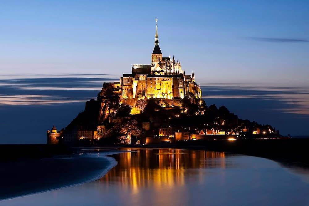 Maison familiale sur grand terrain, accès direct baie du mont st michel. in Vains, Baie du Mont-Saint-Michel