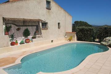 Villa pour 2 personnes, avec jardin ainsi que piscine et terrasse en Corse