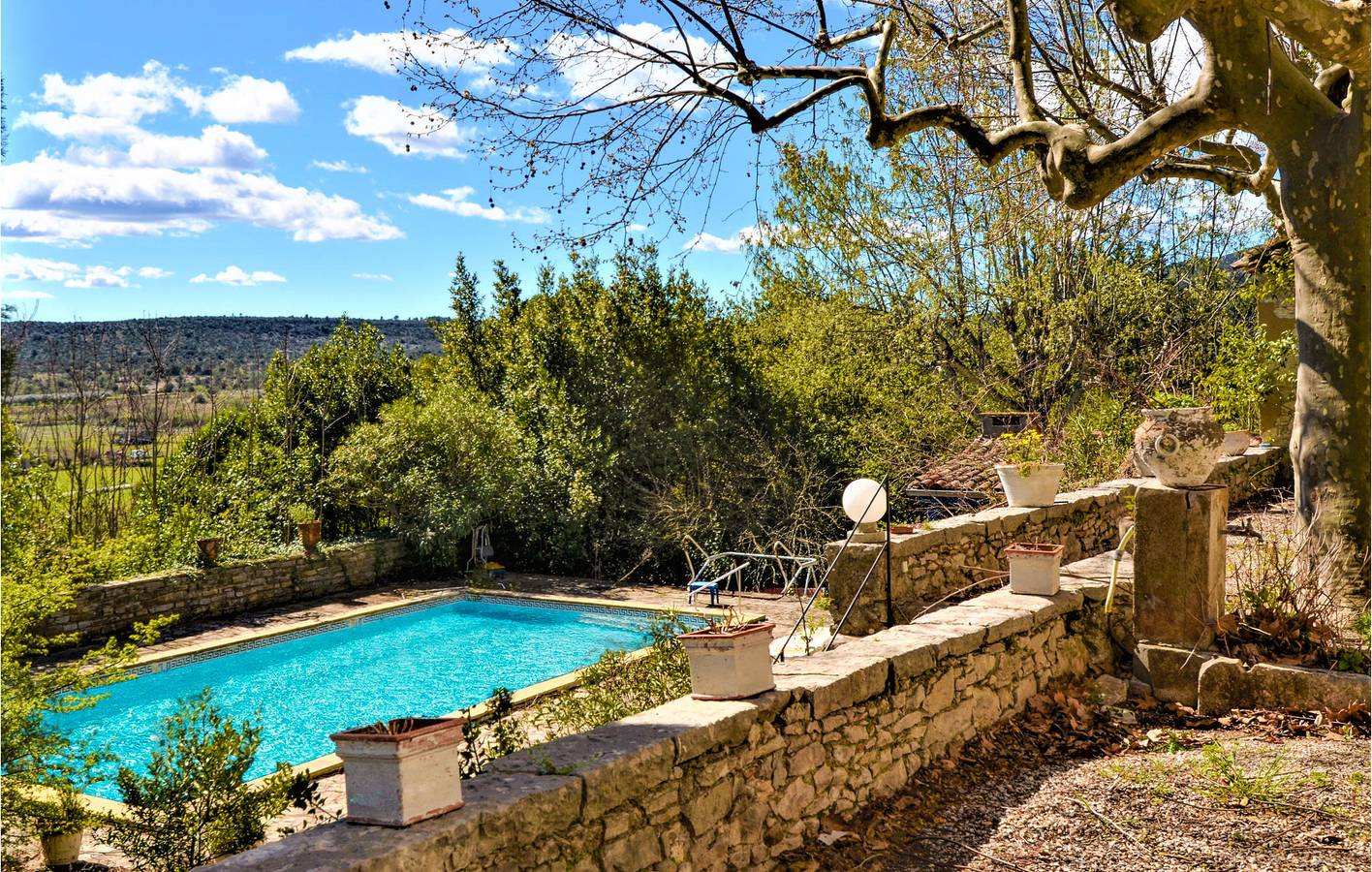 Appartement de 400m2 avec parking, jardin, piscine et WiFi in Saint-Hippolyte-du-Fort, Région du Vigan