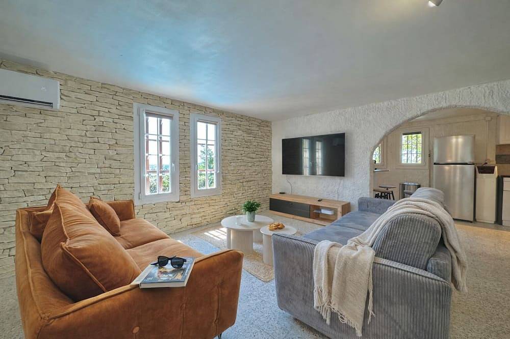 Les Hauts de Bezouce, Spacious and Game Room in Bezouce, Nimes region
