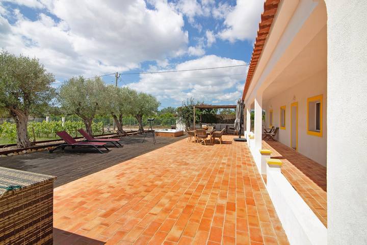Appartement entier, Appartement de vacances 'Casa Do Livramento Adega' avec piscine partagée, Wi-Fi et climatisation in Luz de Tavira e Santo Estévão, Parque Natural da Ria Formosa