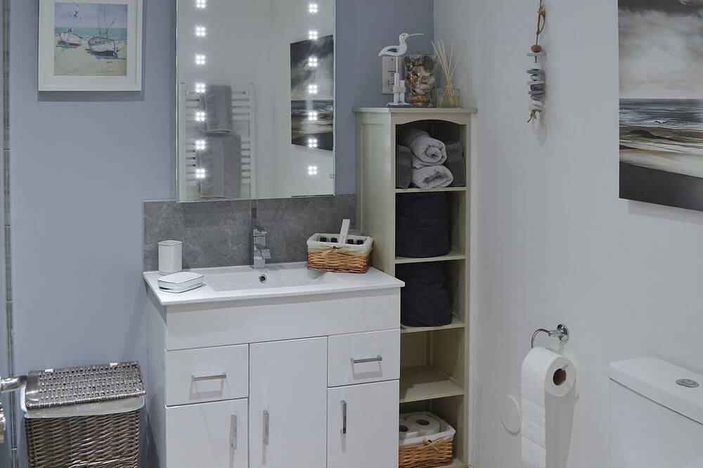 This ground floor apartment benefits from it’s own private decked area. in Padstow, Cornwall