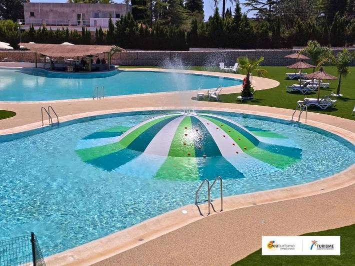 Camping pour 5 personnes, avec Terrasse ainsi que Jardin et Piscine