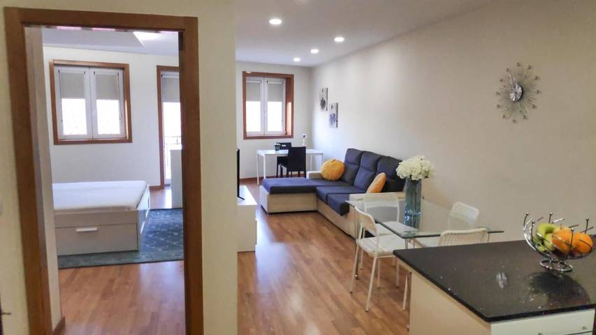 Entire apartment, Apartment 'Porta 116 - Free Private Parking' with Balcony, Wi-Fi and Air Conditioning in Vila Real, Douro Valley