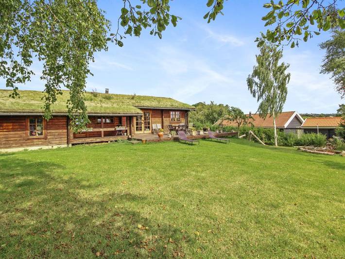 Ferieudlejning for 10 personer, med sauna og terrasse samt jacuzzi i Følle Strand