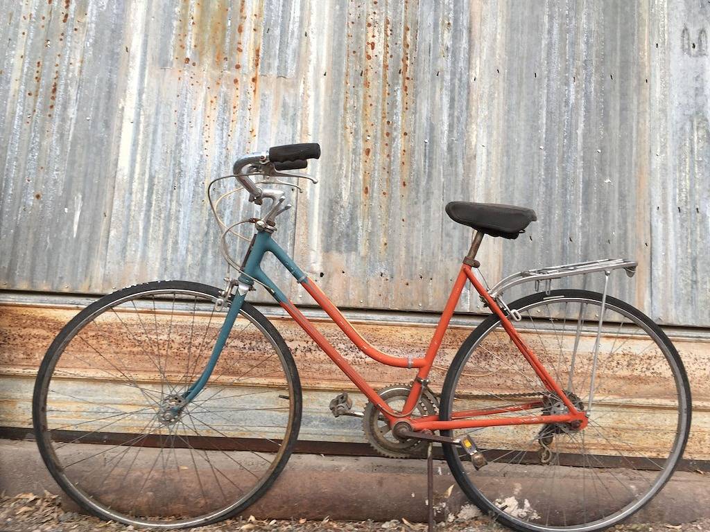 Die Kaktus-Auflage, eine Bestimmungsortwohnung im historischen alten Stadtpappelholz in Cottonwood (AZ), Coconino Nationalwald