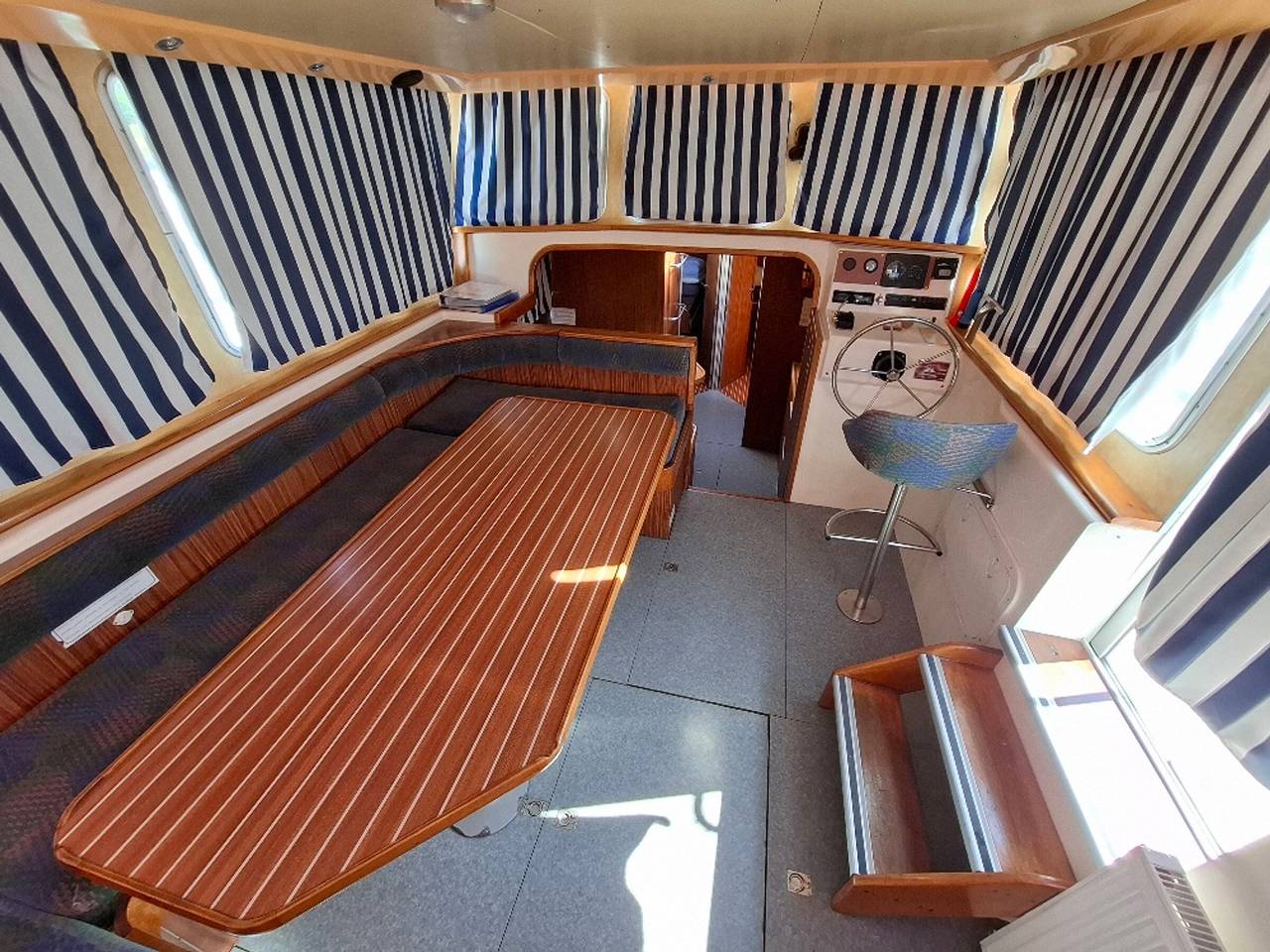 Séjour vintage à bord d'une péniche à Chenillé-Champteussé, 8-10 pers, grand espace extérieur in Chenillé-Changé, Région de Segré