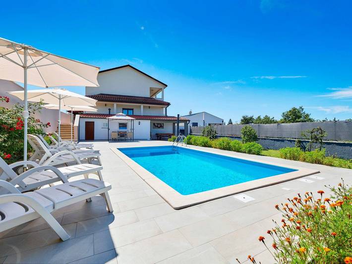 Ferienhaus für 6 Personen, mit Balkon und Terrasse sowie Garten und Pool in Burići