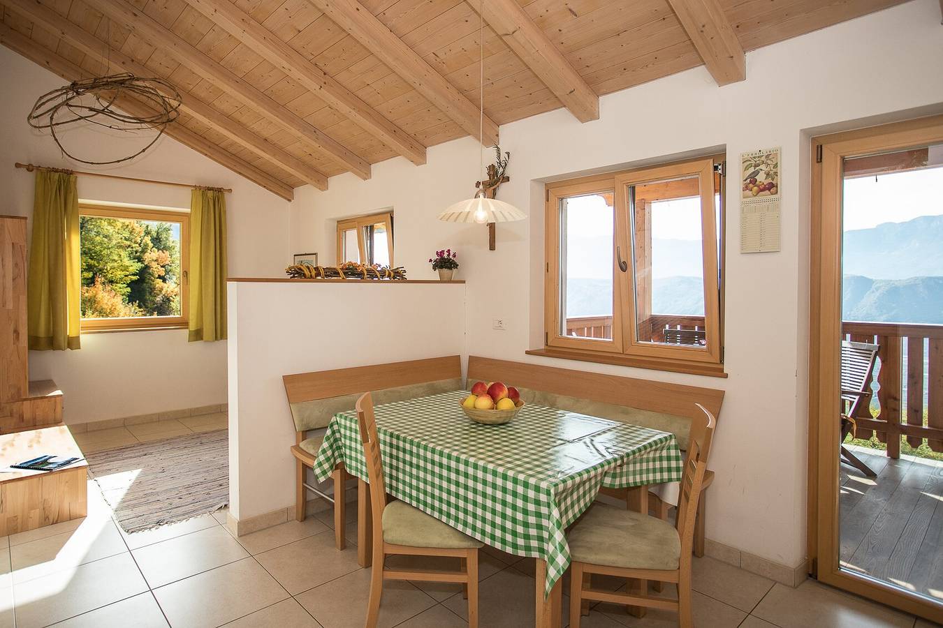 Ganze Wohnung, Apartment 'Pföslhof Weinberg' mit Bergblick, Gemeinschaftsgarten und Wlan in Leifers, Fleimstaler Alpen