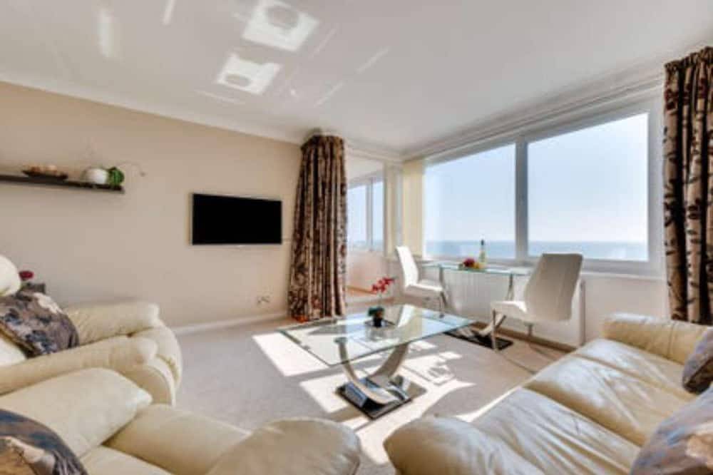 Entire apartment, With spectacular sea views the flat is literally across the road from the Beach. in Hove, Brighton