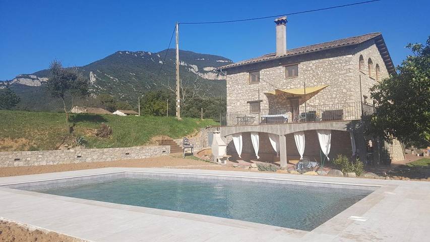 Casa rural para 10 personas, con vistas además de piscina y jardín en Sales de Llierca