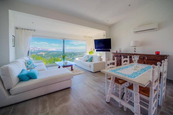 Apartamento para 6 personas, con jardín además de vistas y piscina en La Nucía