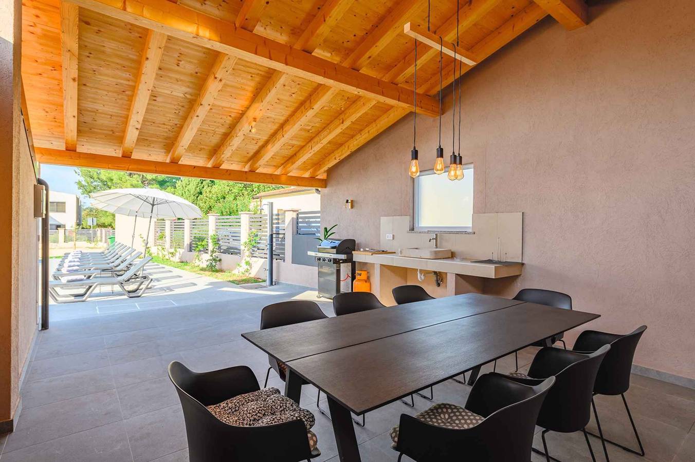 Villa mit Pool, Klimaanlage, Internet und überdachter Terrasse, nahe dem Meer  in Umag, Umag und Umgebung