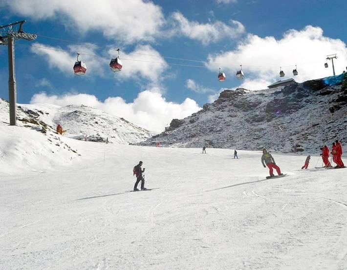 Apartamento para 3 personas, con jardín y piscina además de piscina para niños y vistas en Vélez de Benaudalla
