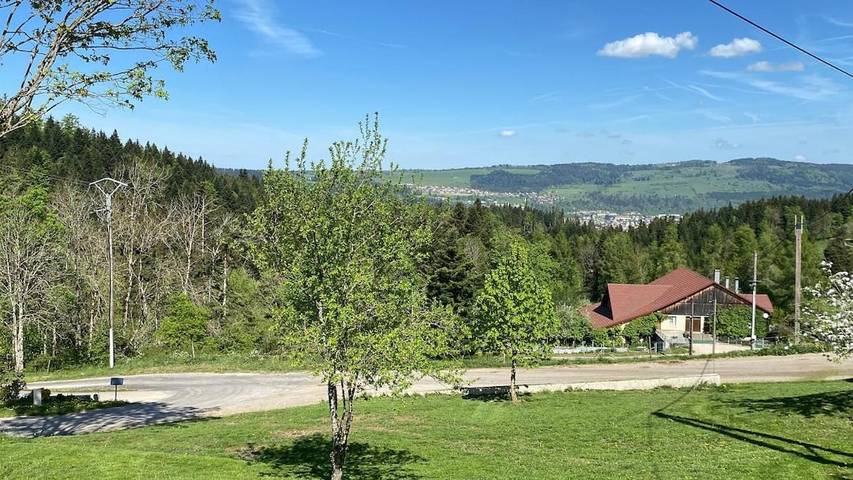 Gîte pour 5 personnes, avec Balcon et Terrasse ainsi que Jardin et Vue à Montlebon