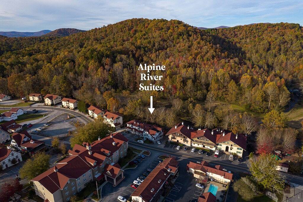 Ganze Wohnung, Alpine River Suites #502 - Riverfront Condo in Helen, Chattahoochee National Forest