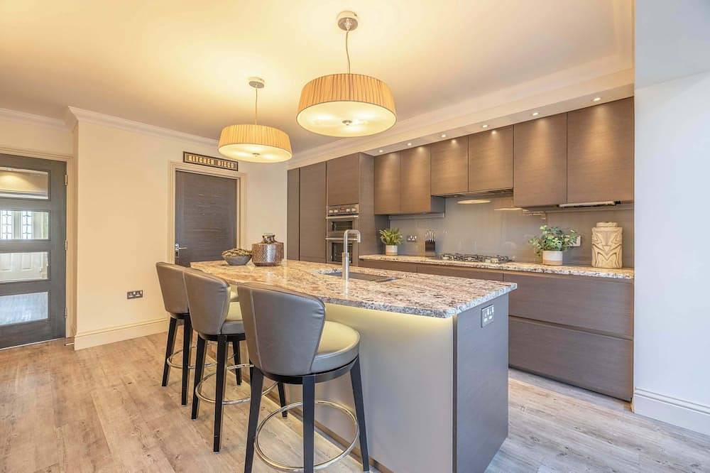Elegant 4-Bed |Private Garden |Parking By Tempstay in Thorpe Park, Surrey