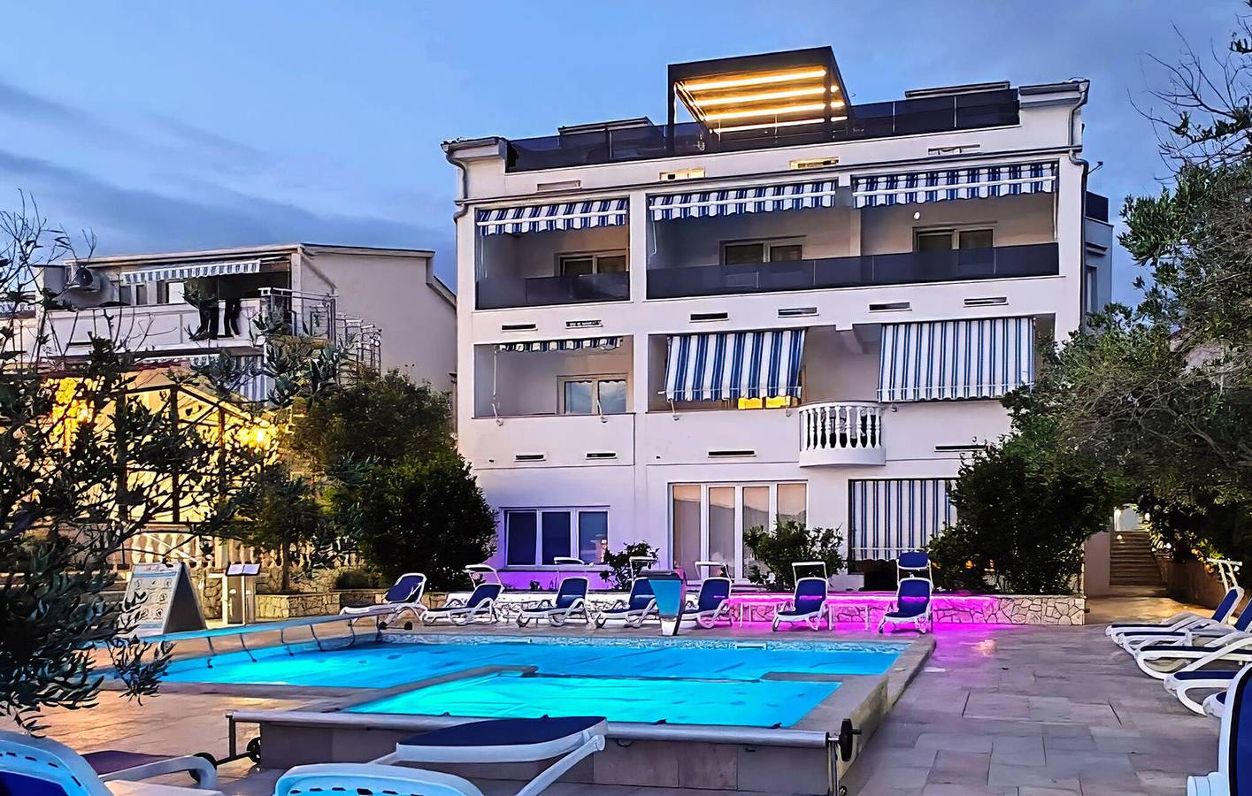 Ganze Ferienwohnung, Urlaub am Meer: 1-Zimmer-Wohnung mit Pool, Terrasse und WLAN, 400 m vom Strand entfernt in Stara Novalja, Pag