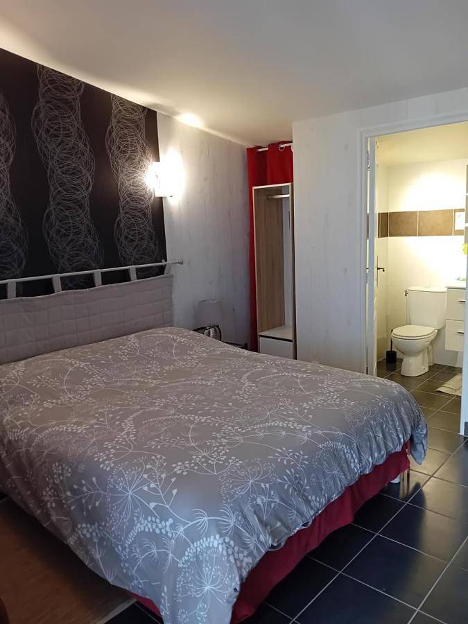 Location de vacances pour 2 personnes, avec piscine ainsi que vue et jardin à La Crèche - 2