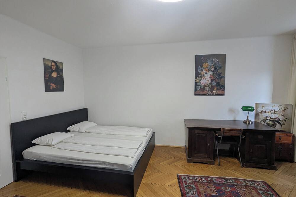 Entire apartment, Peaceful 2-bedroom apartment in charming Innsbruck city center in Innsbruck, Innsbruck Land