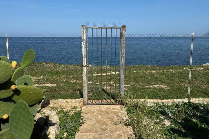 Panoramic villa surrounded by greenery with private access to the sea in Tonnara di Bonagia, Erice