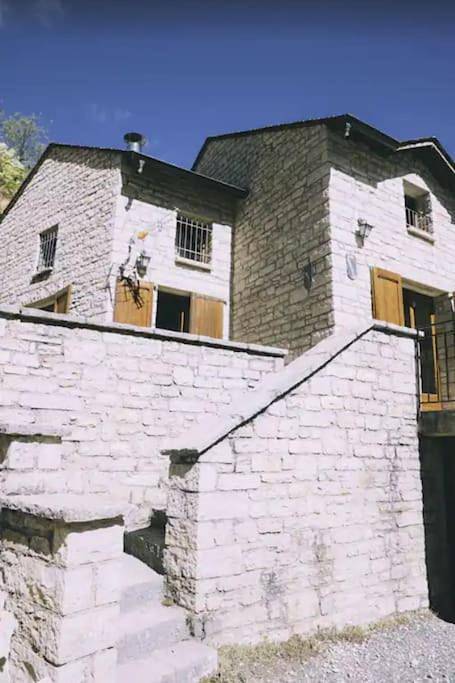 Gîte pour 8 personnes, avec terrasse et vue, animaux acceptés à La Malène - 2