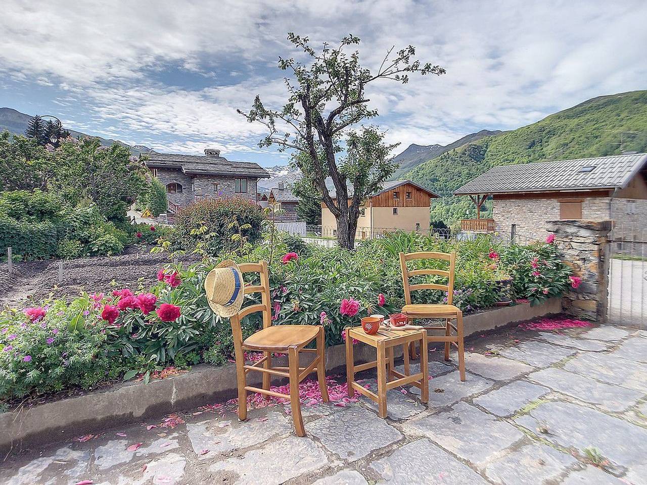 Family chalet in St Marcel with terrace, 6 pers, 3 bedrooms in Saint-Martin-de-Belleville, Les Trois Vallées