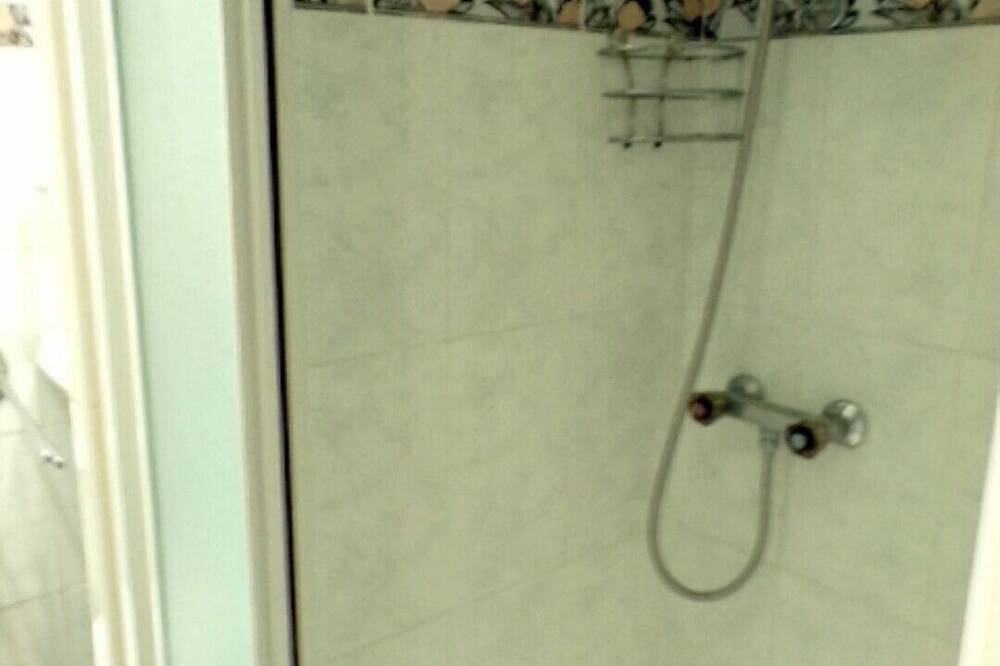 Appartement entier, T2 39m² piscine jacuzi in Saint-Martin-de-Brômes, Alpes-de-Haute-Provence