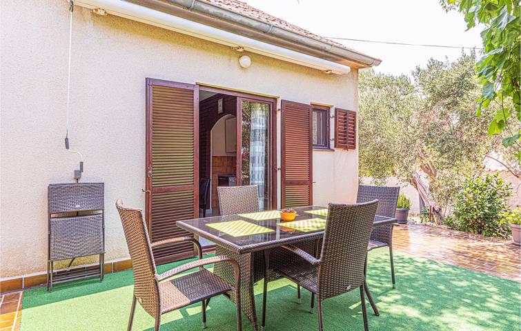 Apartment mit Meerblick, Terrasse, WLAN und Parkplatz – 1,5 km zum Strand in Tisno, Murter