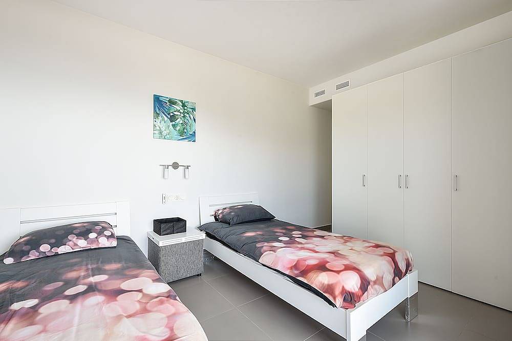 Entire apartment, Modern penthouse in prime location located between Marbella and Malaga in La Capellania, Benalmádena