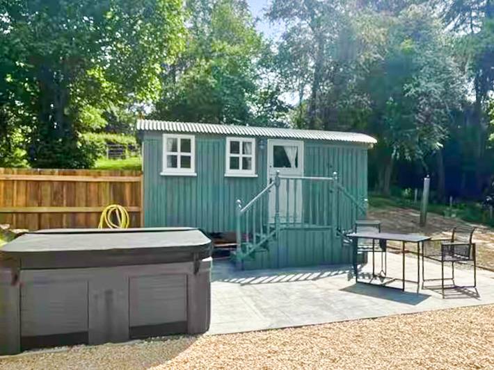 Glamping for 2 people, with garden in Shropshire
