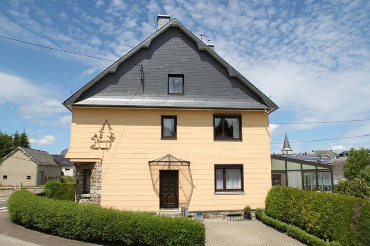 Ferienhaus für 16 Personen, mit Terrasse und Garten sowie Ausblick in Büllingen